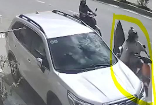 Clip tài xế gập gương chiếu hậu, mở cửa ô tô bất cẩn gây tai nạn cho 2 nữ sinh