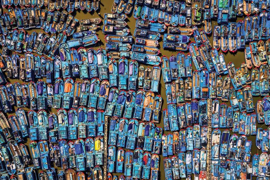 Bức ảnh ‘Ma trận tàu cá’ ở Quảng Ngãi đoạt giải thưởng nhiếp ảnh quốc tế Hamdam