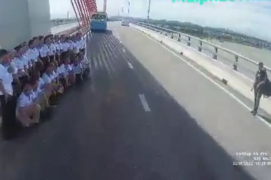 Clip xe tải suýt tông hơn 20 người dàn hàng chụp ảnh trên cầu Cửa Hội