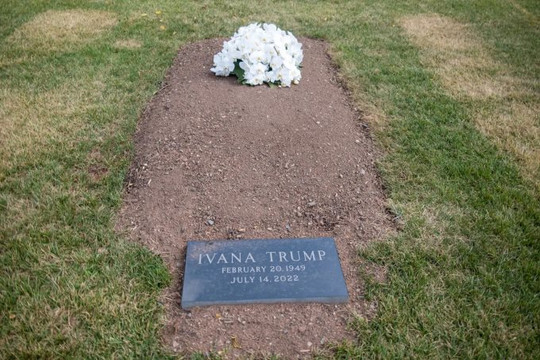 Ngôi mộ bà Ivana nằm 'cô đơn' ở CLB Golf của ông Trump