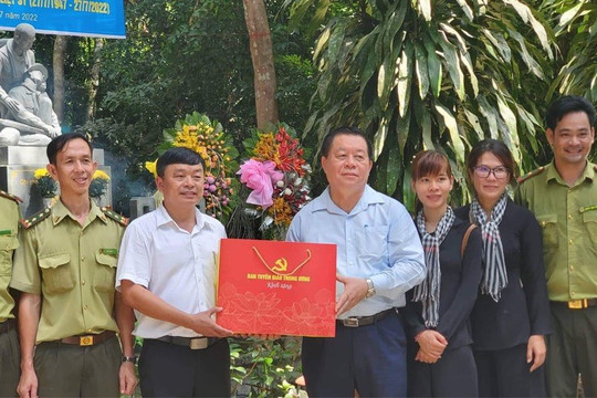 Trưởng Ban Tuyên giáo T.Ư Nguyễn Trọng Nghĩa thăm, trao tặng nhà tình nghĩa cho các gia đình khó khăn