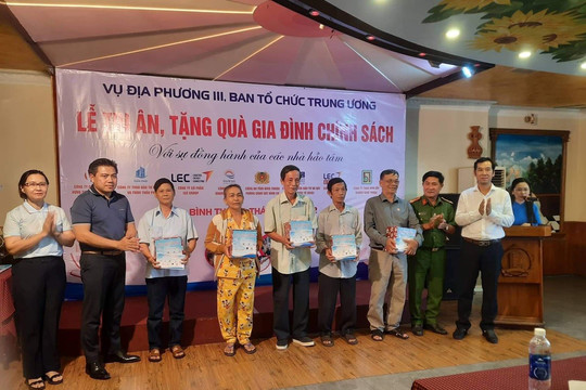 Bình Thuận: 26 gia đình thương binh, liệt sĩ được hỗ trợ tiền mặt và quà tặng