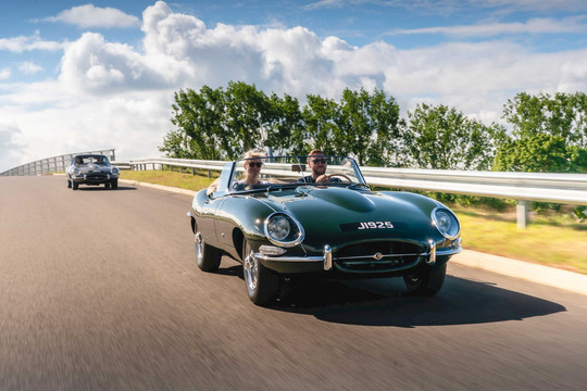Ngắm dàn xe cổ đắt giá Jaguar E-Type 60 Collection Edition tham gia chuyến roadshow đến Geneva