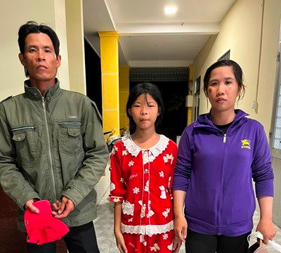 Bé gái 12 tuổi từ Kiên Giang đi lạc vào Cà Mau được bàn giao cho gia đình