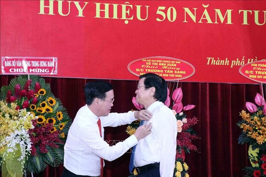 Nguyên Chủ tịch nước Trương Tấn Sang được trao huy hiệu 50 năm tuổi Đảng
