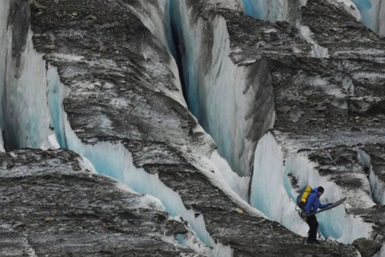 Hai bộ hài cốt cùng một xác máy bay được tìm thấy dưới sông băng tan chảy ở Thụy Sĩ