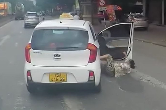 Clip tài xế taxi đánh lái, khách nữ ngồi ghế trước ngã xuống đường
