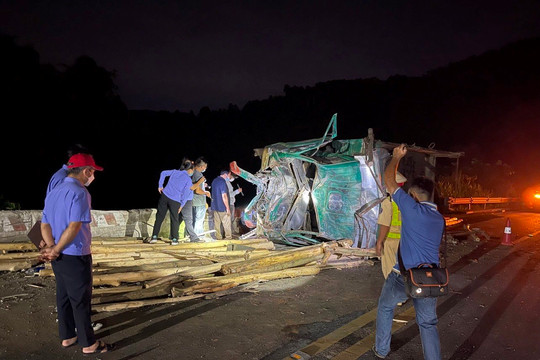 Thừa Thiên – Huế: Xe tải mất phanh lao thẳng vào 2 xe máy