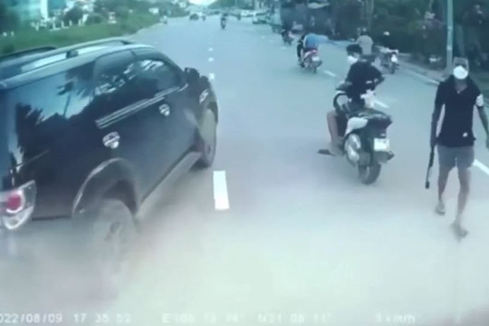 Clip nhóm côn đồ lái xe máy, ô tô chặn đường và đập phá xe tải ở Hà Nội