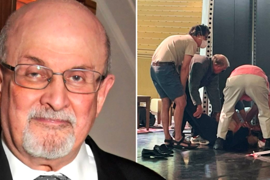 Nhà văn Salman Rushdie bị đâm nhiều nhát trên sân khấu 