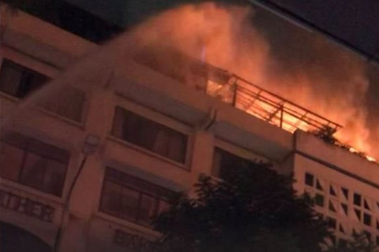 Cháy tại tòa nhà 5 tầng ở trung tâm Sài Gòn