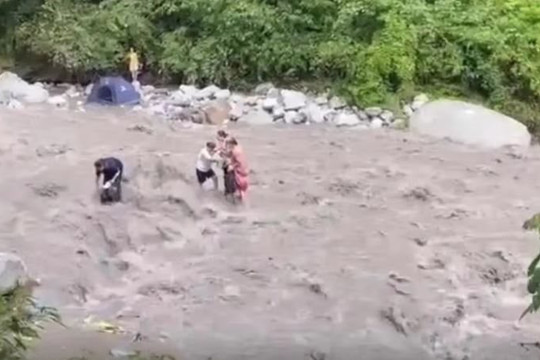 7 người chết ở Bành Châu khi mưa gây lũ quét, Giang Tô cảnh báo nhiệt độ mặt đường tới 72 độ C