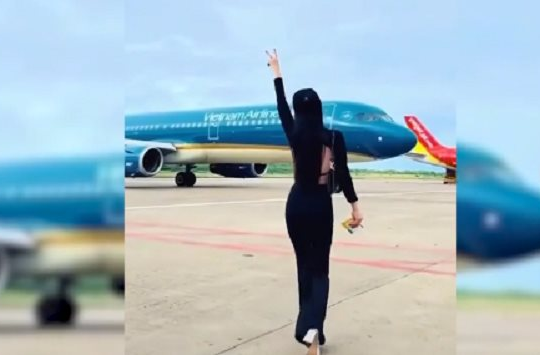 Cấm bay nữ hành khách nhảy múa trước máy bay đang lăn