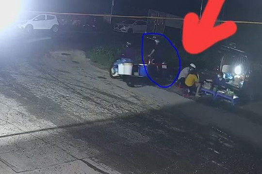 Clip người đàn ông mải ngồi ăn, bị trộm xe sau lưng mà không hay biết