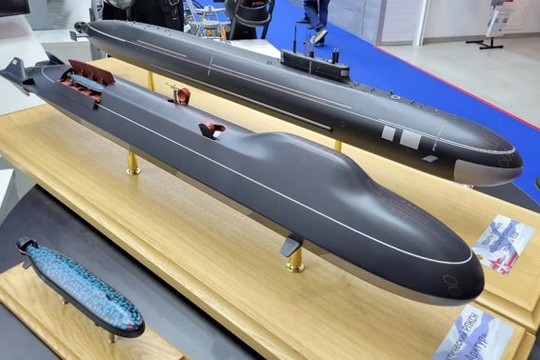 Tàu ngầm mang tên lửa đạn đạo mới, robot mang súng phóng lựu tại triển lãm vũ khí Nga