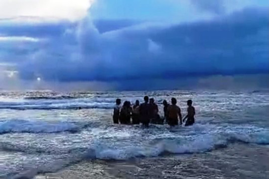 Dũng cảm lao xuống biển cứu nhóm du khách, người đàn ông chết vì kiệt sức