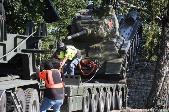 Estonia bị tin tặc Nga tấn công vì phá dỡ tượng đài thời Liên Xô