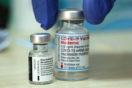 Pfizer, Moderna sẵn sàng bán vắc xin mới nhắm Omiron BA.4 và BA.5 để ngăn dịch bùng phát