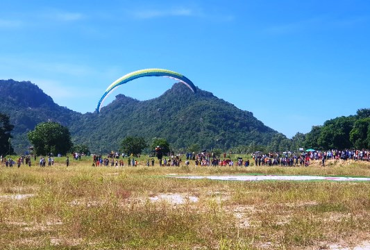 Hơn 600 người xếp thành hình bản đồ Việt Nam tại lễ hội khinh khí cầu