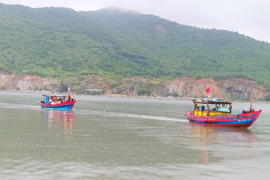 Hai thuyền cá cùng 9 ngư dân Hà Tĩnh gặp nạn trên biển