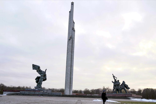 Latvia phá dỡ Tượng đài Chiến thắng thời Liên Xô