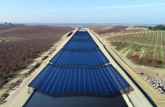 Bang California lắp pin mặt trời trên kênh đào để giữ nước chống hạn