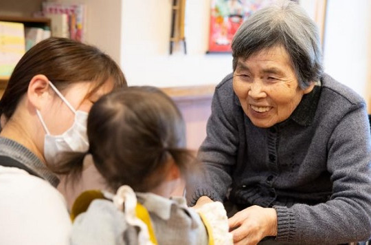 Viện dưỡng lão Nhật tuyển trẻ em đến vui chơi với người già