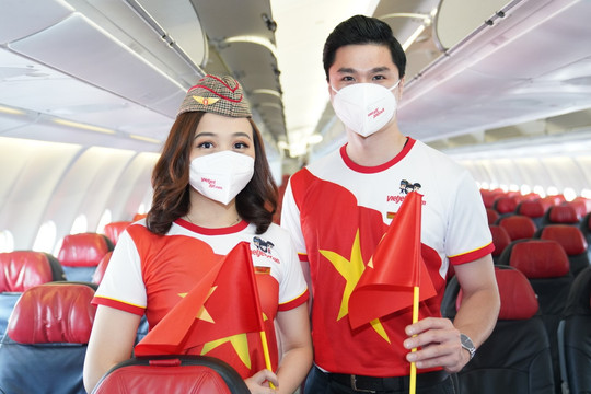Bay khắp Việt Nam cùng những chuyến bay tràn ngập cờ đỏ sao vàng ngày Quốc khánh