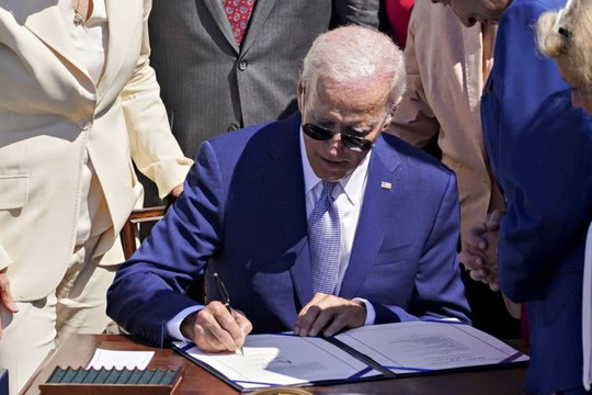 Ông Biden sẽ ký luật hạn chế Mỹ đầu tư vào công nghệ Trung Quốc và chống lại TikTok