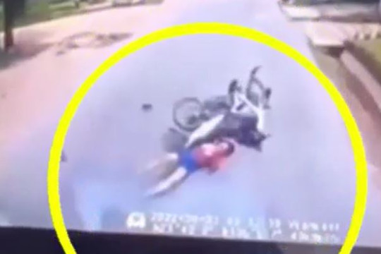 Clip xe tải cán chết đôi nam nữ ngã ra đường sau va chạm xe máy