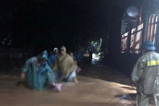 Chương Mỹ, Hà Nội: Nước tràn qua sông Bùi, dân chạy lụt trong đêm