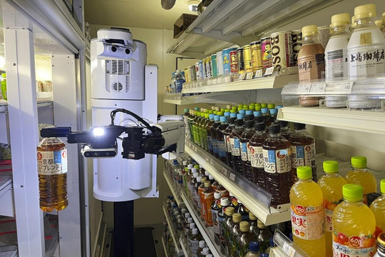 Người máy thông minh hỗ trợ nhân viên ở cửa hàng tiện lợi Nhật Bản