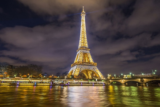Tháp Eiffel giảm thời gian thắp sáng vì khủng hoảng năng lượng