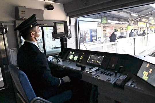 Nhật Bản chạy thử tàu điện không người lái chở đông hành khách  