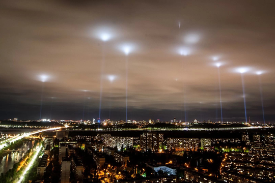 Ukraine phát hiện hàng chục UFO bay lượn trên bầu trời Kyiv 