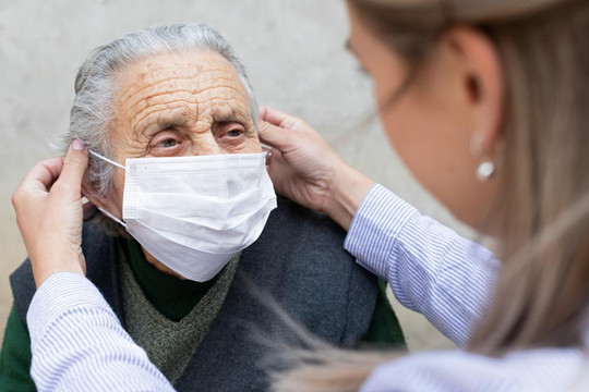 Người cao tuổi mắc COVID-19 có nguy cơ phát triển bệnh Alzheimer
