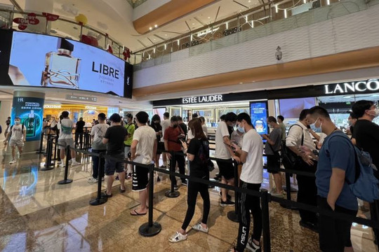 Dòng người Trung Quốc chờ nhận iPhone 14 Pro, dân buôn hỏi mua giá cao để bán kiếm lời