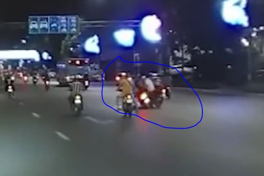 Clip thanh niên chạy bạt mạng, 3 xe gắn máy ngã xuống đường, 2 người bị vạ lây