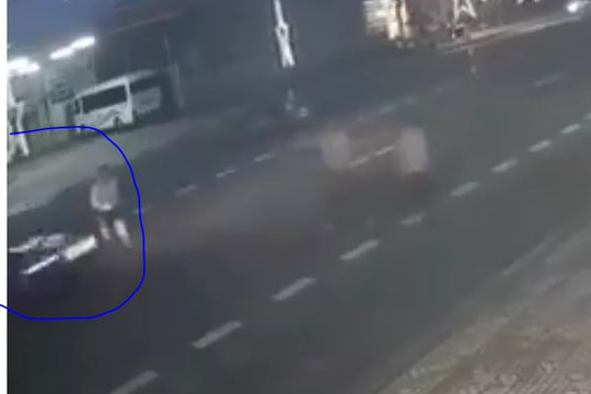 Clip người đàn ông qua đường bị ô tô húc văng lên nóc, tử vong