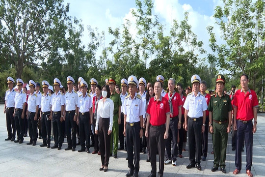 Đoàn đại biểu TP.HCM thăm, tặng quà cán bộ, chiến sĩ và người dân Côn Đảo