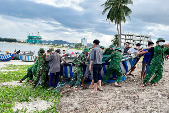 Đà Nẵng: Người lao động được nghỉ làm, học sinh nghỉ học để chống bão số 4