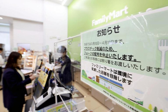 Cửa hàng tiện lợi Nhật Bản giảm dùng nĩa nhựa 
