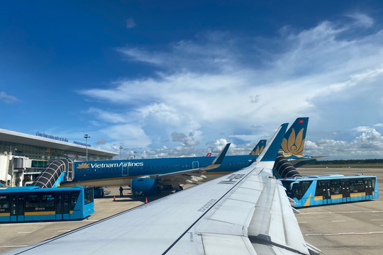 Nhiều chuyến bay bị hủy chuyến do ảnh hưởng của bão Noru