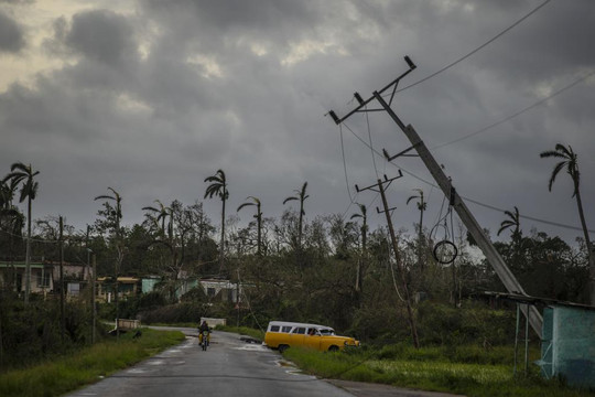 Bão Ian đổ bộ, hơn 11 triệu dân Cuba chịu cảnh mất điện