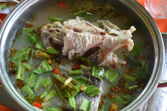 Nhớ hoài món lẩu cá lóc nấu mẻ rừng U Minh