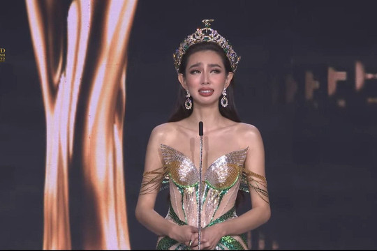 Thùy Tiên bật khóc trên sân khấu Hoa hậu Hòa bình Việt Nam 2022