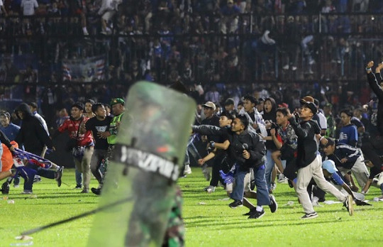 Hơn 120 người thiệt mạng trong bạo loạn tại trận bóng đá ở Indonesia
