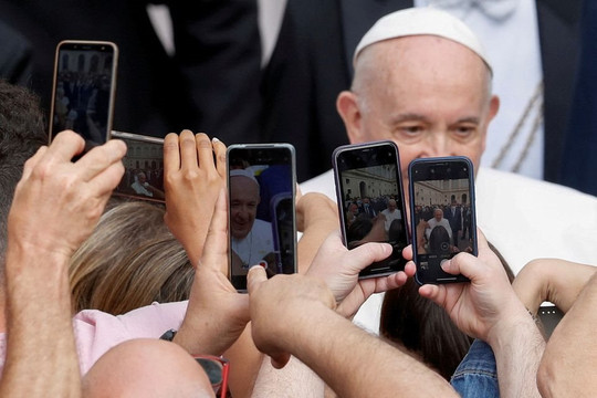 Trước khi tiếp kiến CEO Apple, Giáo hoàng Francis khuyên mọi người tránh thành nô lệ cho ĐTDĐ