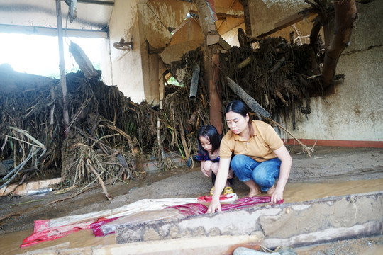 Nghệ An: Hỗ trợ hàng chục gia đình mất nhà do lũ quét dựng nhà tạm tránh rét