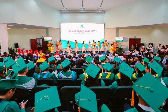 Trường Đại học Tân Tạo tổ chức lễ tốt nghiệp và trao học bổng 100 triệu đồng cho tân bác sĩ